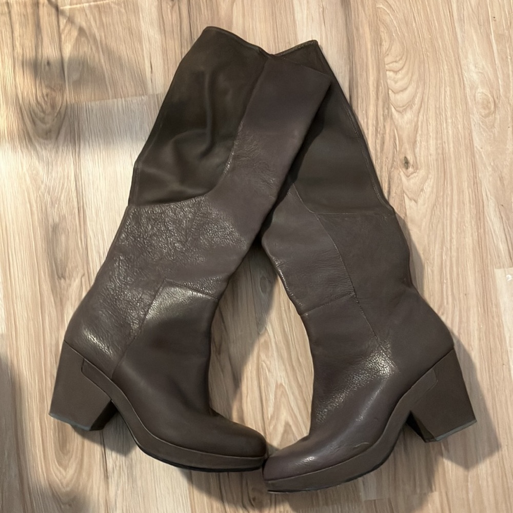 EILEEN FISHER GRAY LEATHER BOOTS